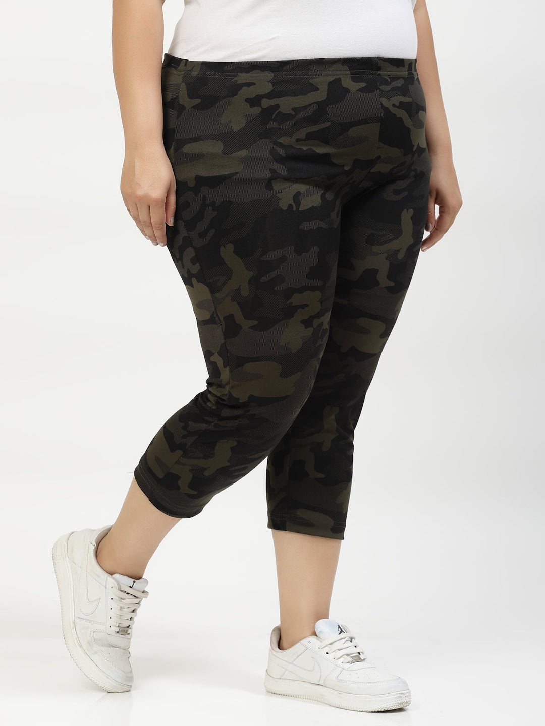 Plus Size Women Black & Green Printed Capris