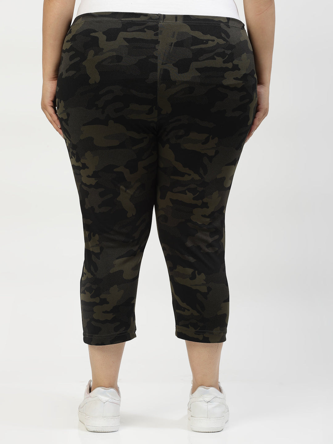 Plus Size Women Black & Green Printed Capris