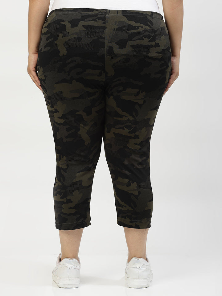 Plus Size Women Black & Green Printed Capris