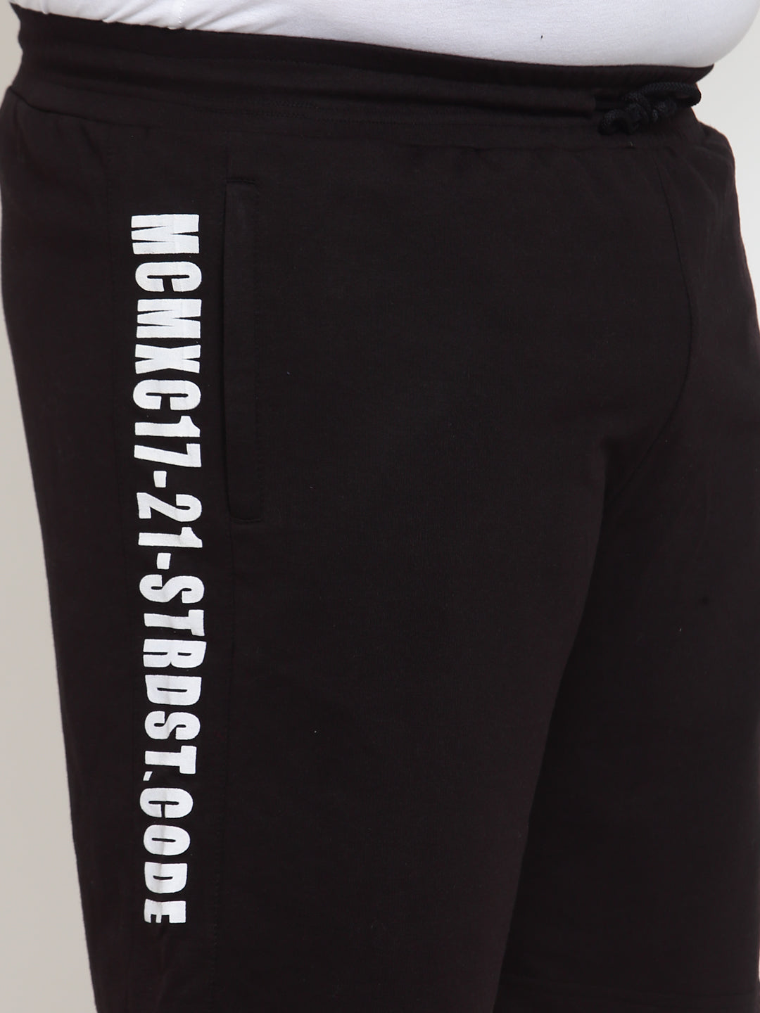 Plus Size Men Black Typography Printed Mid-Rise Regular  Shorts