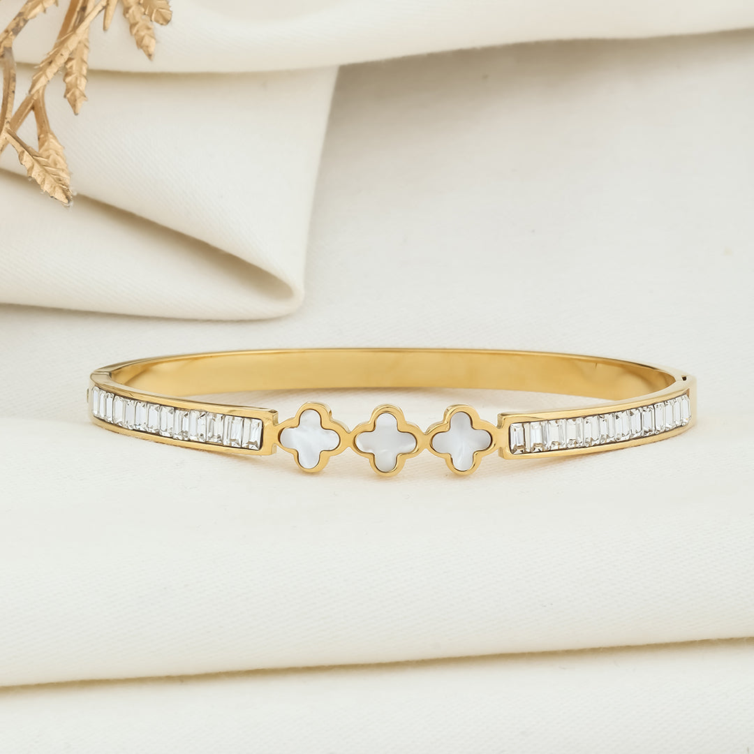 White tri-flower glittery stone kada